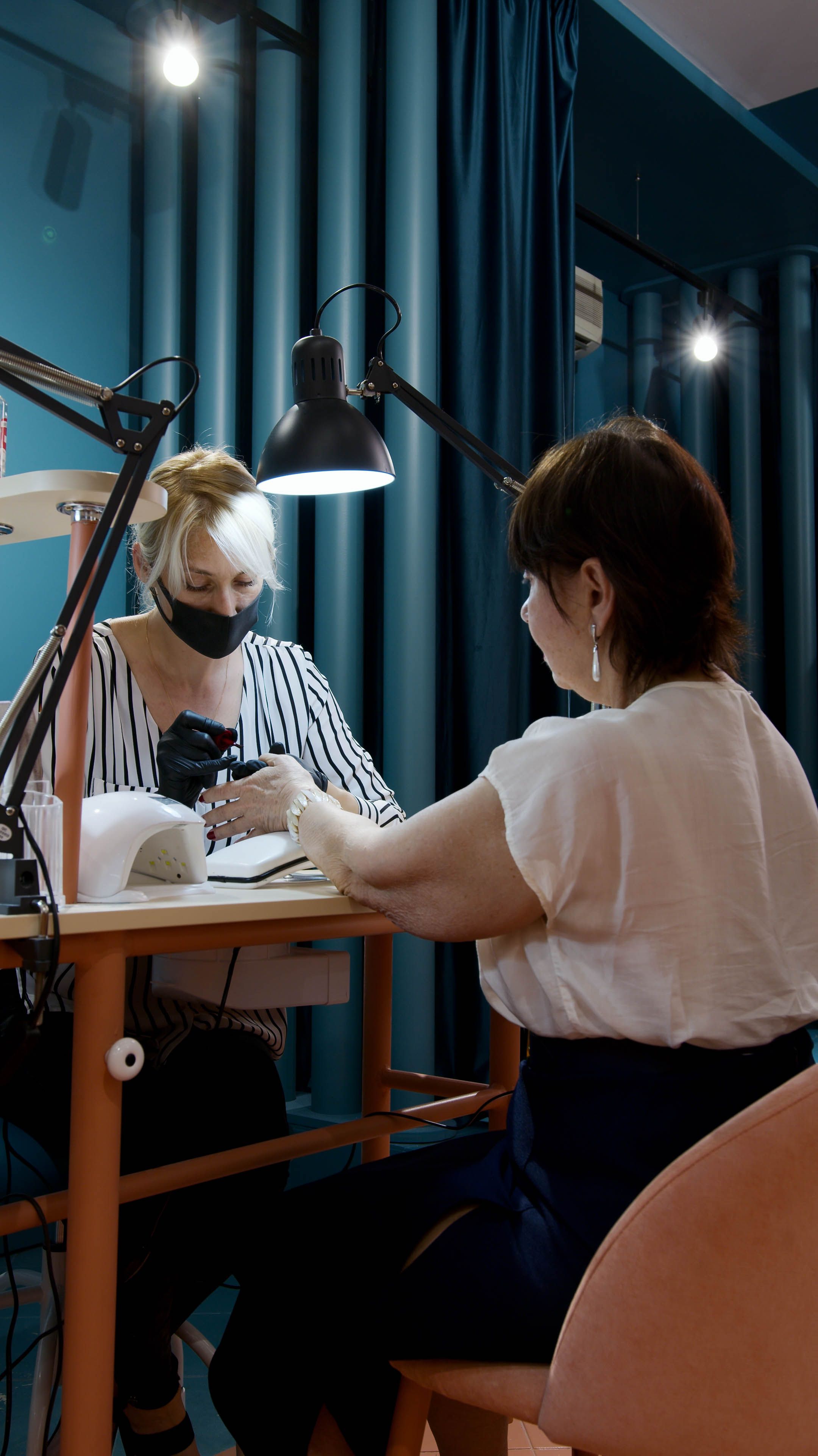 Wnętrze salonu — stanowisko manicure