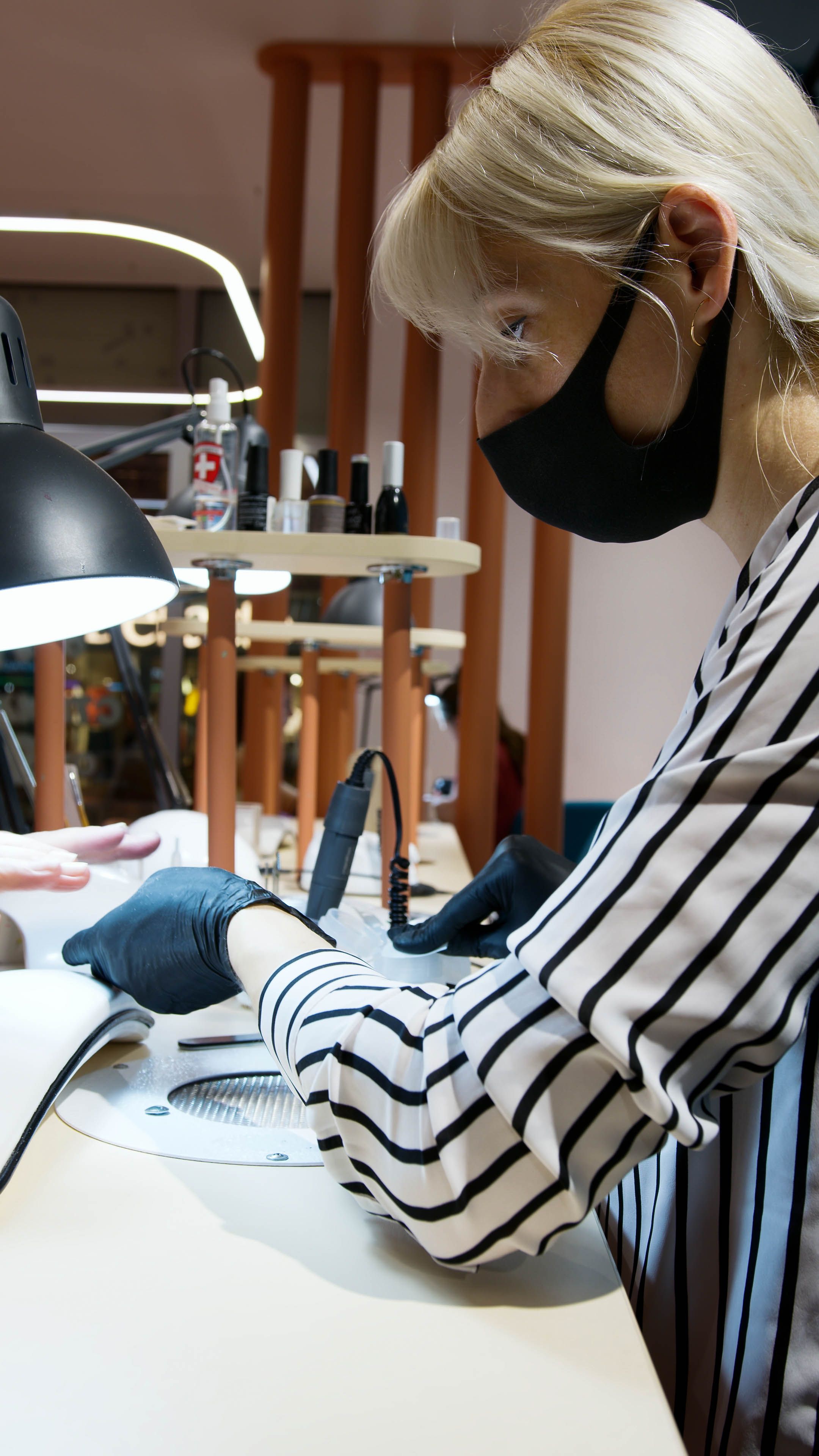 Stylistka przy stanowisku pracy w salonie