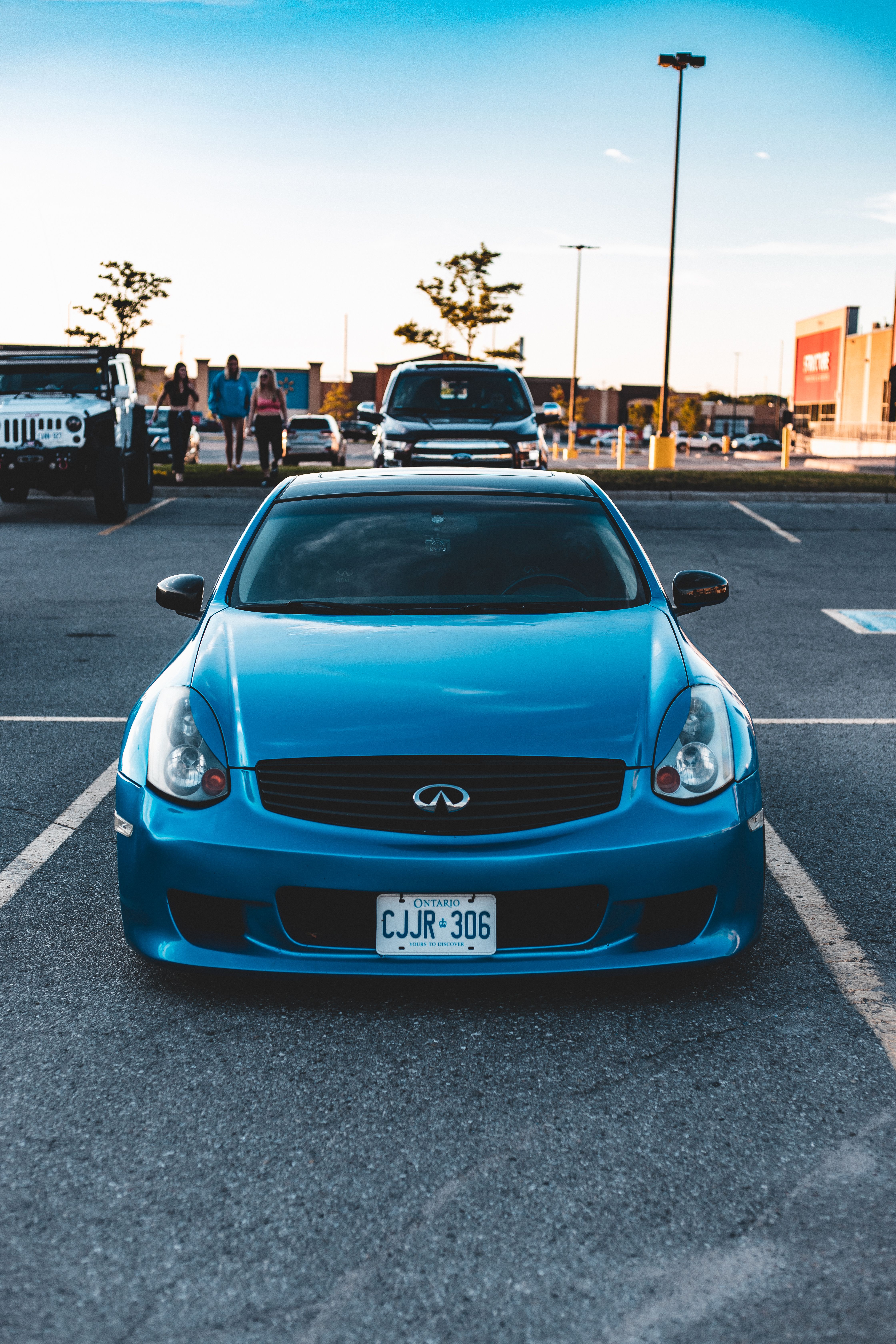 Niebieskie Infiniti G35 widziane od przodu